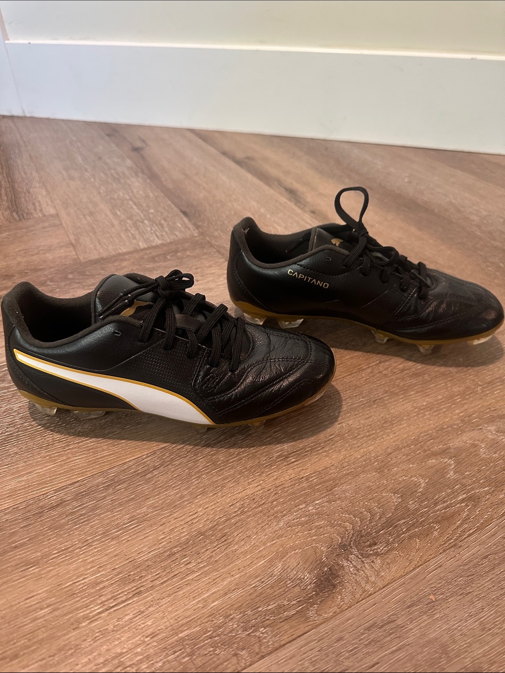 Puma Capitano Kids Black, White & Gold Soccer Cleats, size 4